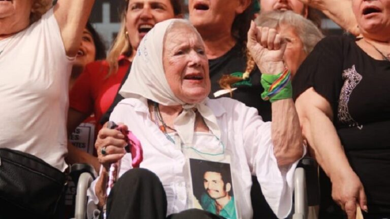 Homenaje a Gustavo Cortiñas, hijo de Norita, en Morón