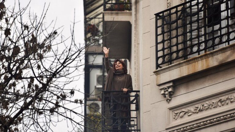 Cristina Kirchner arengó a la militancia desde el balcón con un claro mensaje: «Vamos a volver»