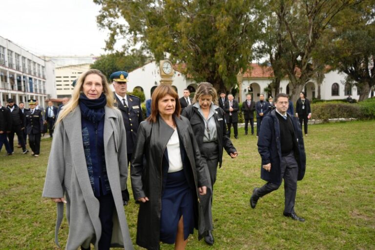 Bullrich mandó a requisar colectivos y a pedir documento a los pasajeros de trenes