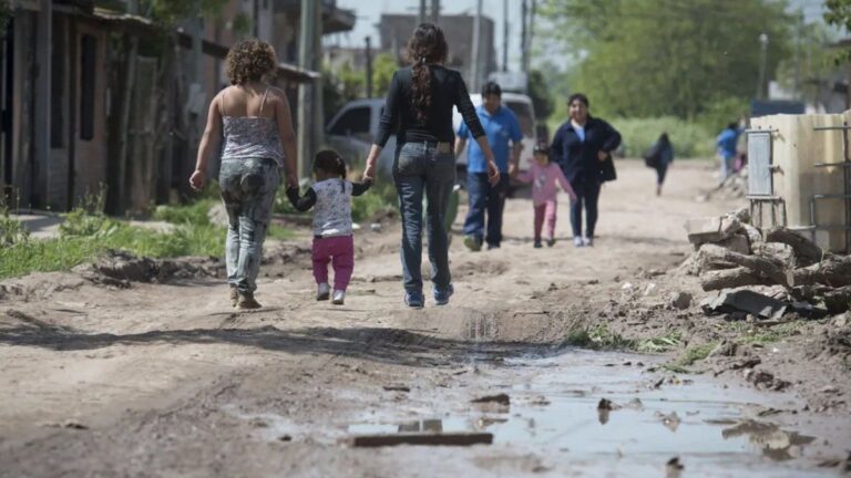 La UCA informó que la caída del índice de pobreza no es tan pronunciada como dijo el Gobierno