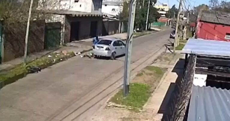 Atropelló a un ciclista, se bajó para mover el cuerpo y escapó con una pasajera a bordo